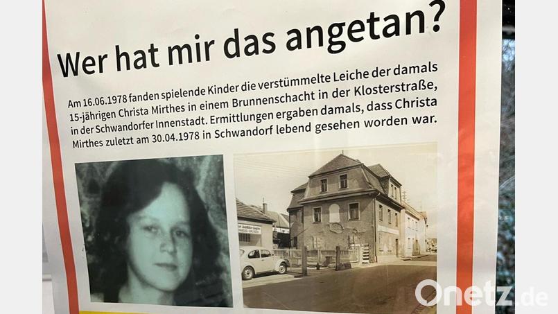 Seit September 2023 hängen Plakate zum Mord an Christa Mirthes an verschiedenen Orten in Schwandorf, zum Beispiel am Rathaus-Parkhaus (Foto) oder auch an der Klosterstraße 30. Bild: ihl