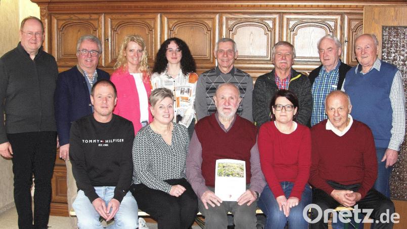 Seinen 80. Geburtstag feierte am Mittwoch Georg Saller (vorne, Mitte). Es gratulierten neben der Familie, Freunden und Vertretern von Vereine auch Pfarrer Markus Nees und Bürgermeister Toni Dutz (von links). Bild: wro