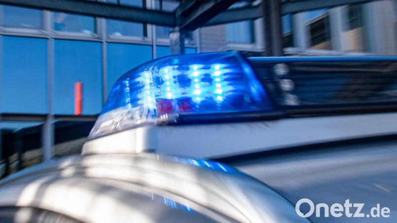 Die Polizei sucht Zeugen der Tat. Symbolbild: David Inderlied/dpa