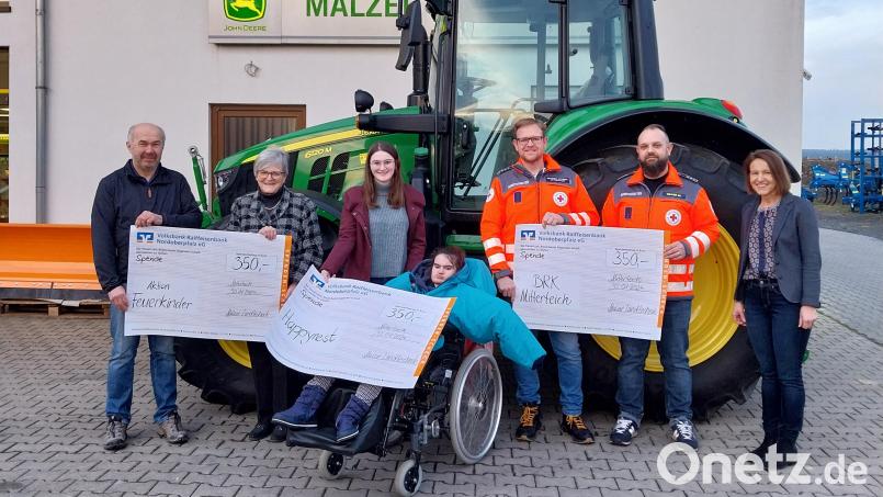 Spendenübergabe auf dem Betriebshof der Firma Malzer: (von links) Prokurist Bernd Riedel, Dr. Annemarie Schraml (Aktion Feuerkinder), Eva Wuttke mit ihrer Schwester Marie (Verein Happynest), Bereitschaftsleiter Matthias Dittrich und Michael Krauß vom BRK Mitterteich sowie Firmeninhaberin Karin Riedel. Bild: Landtechnik Malzer/exb