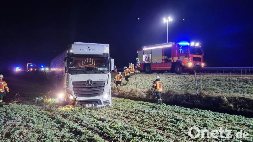 Weil der Fahrer offenbar am Steuer kurz eingenickt war, kam der Sattelzug von der Autobahn ab und in einem angrenzenden Feld zum Stehen. Bild: Irlbacher/exb