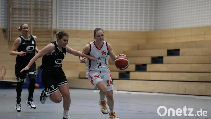 Die Neustädter Regio-Frauen um Kapitänin Sara Hennig (am Ball) wollen am Sonntag gegen Bad Aibling wichtige Punkte für den Klassenerhalt sammeln. Archivbild: Dieter Jäschke