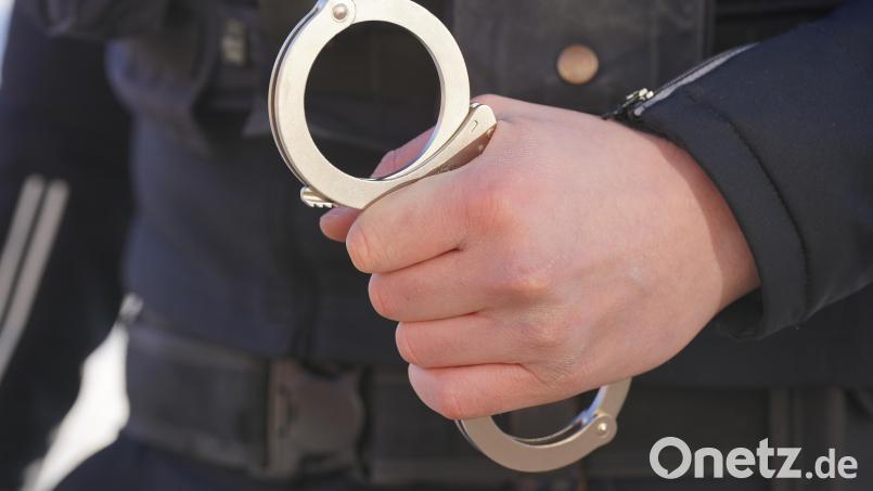 Polizisten nahmen nach einem Raubüberfall zwei Brüder fest. Dabei ergaben sich Parallelen zu weiteren Raubdelikten in Weiden. Symbolbild: Marcus Brandt/dpa