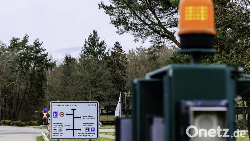 Die Einfahrt zum Werk Buchtal bei Schwarzenfeld. Bild: Hösamer