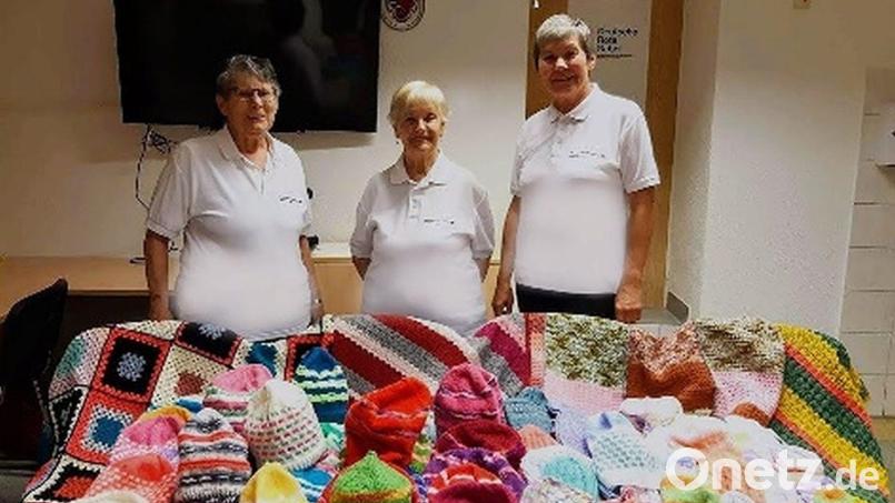 Mützen, Socken und Decken hat die Handarbeitsgruppe des BRK Wiesau an die Aktion Feuerkinder übergeben. Bild: Gudrun Arnold/exb