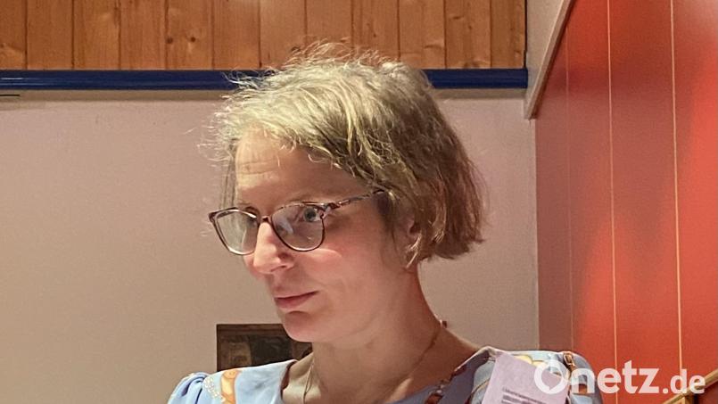 Dr. Stephanie Kuchlbauer bei ihrem Vortrag in Neuhaus. Dieser spendete am Ende 300 Euro für Projekte des Ethikkomitees am Klinikum Weiden. Bild: Irmi Schönberger/exb