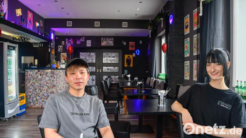 Viet Anh Bui (links), Véronique Anne Linden (rechts) und Vinh Xuan Tran betreiben das Restaurant Namu an der Regensburger Straße in Amberg. Bild: Petra Hartl
