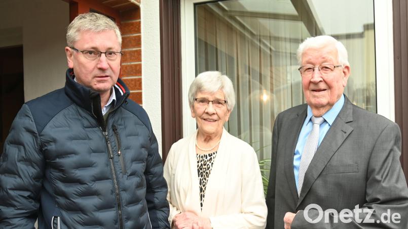 Bei der Gratulation (von links): Bürgermeister Franz Badura sowie Hanna und Jubilar Horst Reuter. Bild: gf