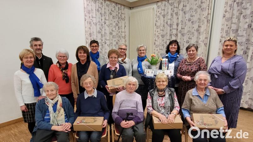 Der Frauenbund Schnaittenbach wählt ein neues Vorstandsteam und ehrt langjährige Mitglieder (vorn, von links): Margarete Piehler, Sieglinde Leißl, Anni Heuberger, Marlene Schuller und Erna Kraus: mittlere Reihe (von links): Annelies Pilarski, Pfarrer Helmut Brügel, Marianne Adam, Helene Schorner, Anna Biller, Ingrid Weigert und stellvertretende Diözesanvorsitzende Kerstin Aufschneider; hintere Reihe (von links): Inge Daller, Edeltraud Körtgen und Maria Kraus und Erna Märkl. Bild: Stefan Dotzler/exb