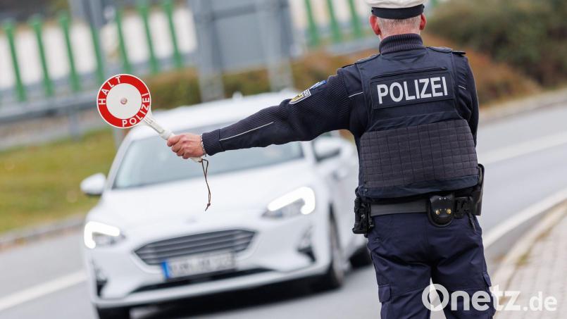 Schleierfahnder der Grenzpolizeiinspektion Selb kontrollierten bei Schirnding einen Wagen mit tschechischer Zulassung. Symbolbild: Daniel Karmann/dpa/Archivbild