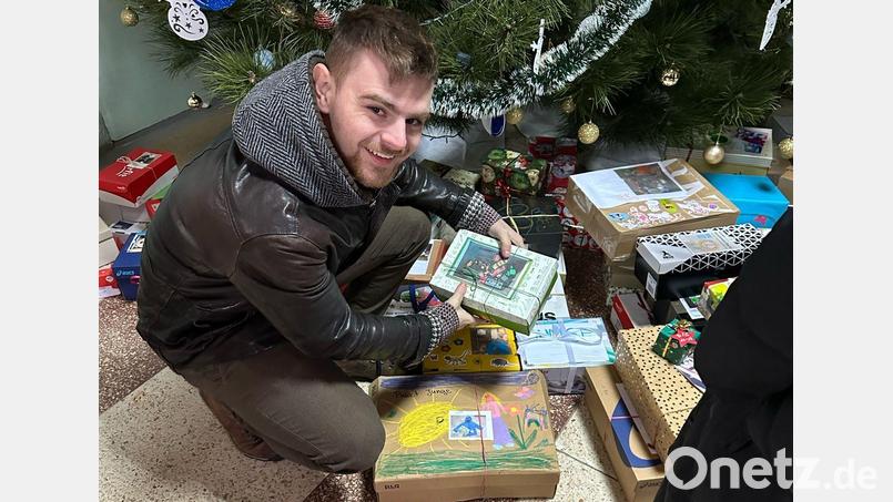 Nicolai Bruckner sorgt dafür, dass die Geschenke aus Nabburg in der Ukraine in die richtigen Hände gelangen. Bild: Chris Klawitter/exb