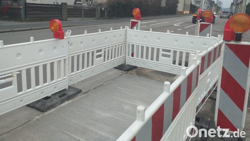In Amberg ist das Loch in der Regensburger Straße geschlossen. Die Absperrungen bleiben aber vorerst noch. Bild: tk