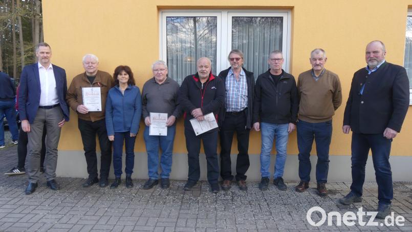 Mit Ehrungen und Auszeichnungen bedenkt Reinhold Gietl (rechts) Bauer, Ingrid Vetter, Robert Held, Josef Seidl, Robert Uhr, Peter Neukam und Heinz Jantschik (von links). Thomas Riedl (links) würdigt die enorme Wirtschaftsleistung der Hobbyimker und räumte ein, dass nur ein Prozent der Verbandsmitglieder die Imker gewerbsmäßig betreiben. Bild: rn