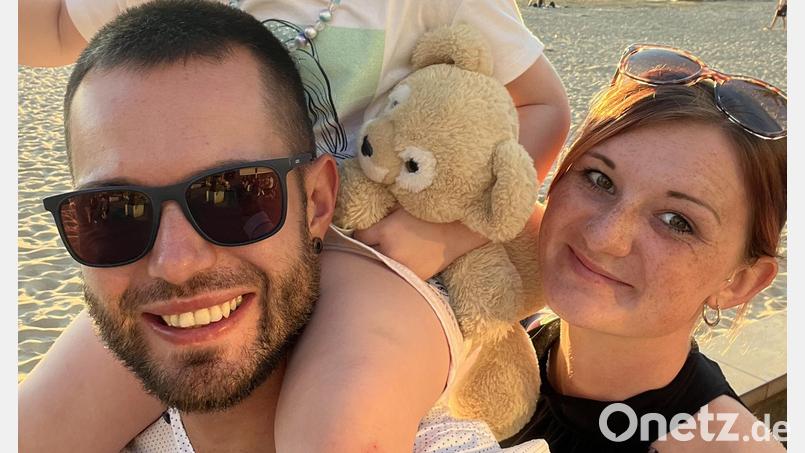 René Lang (30), seine Frau Sabrina (28) und ihre Tochter Leonie (3) im Urlaub in Spanien. Ende August werden die drei Weidener nach Marbella auswandern. Bild: Lang / exb