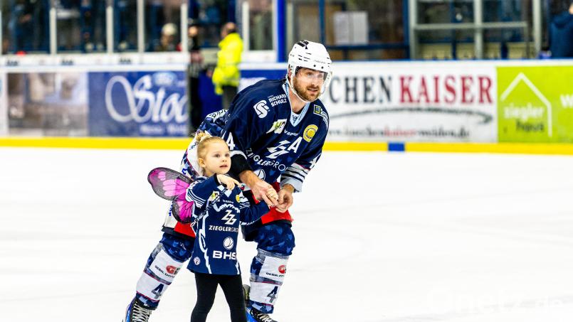 Kurt Davis mit seiner vierjährigen Tochter bei der Ehrenrunde in der Hans-Schröpf-Arena. Archivbild: Elke Englmaier