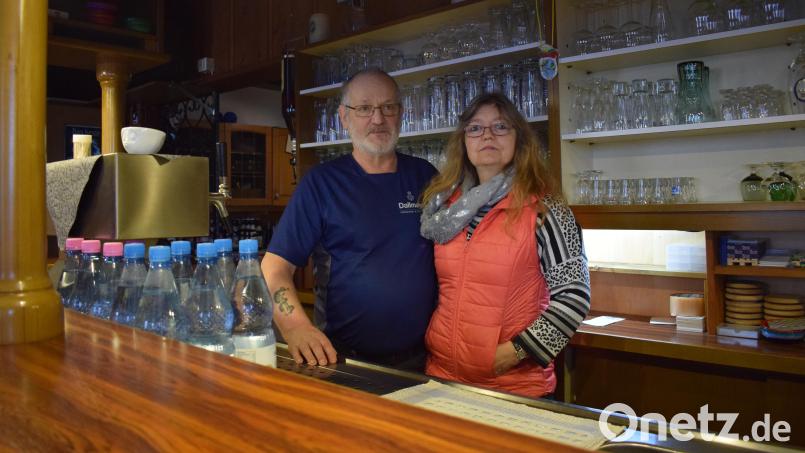 Das Wirts-Ehepaar Bernhard und Martina Cieslak steht am Aschermittwoch das letzte Mal am Tresen im Gasthof "Zur Alm". Mit dem Verkauf der Gaststätte endet vorerst auch der Betrieb. Bild: szl