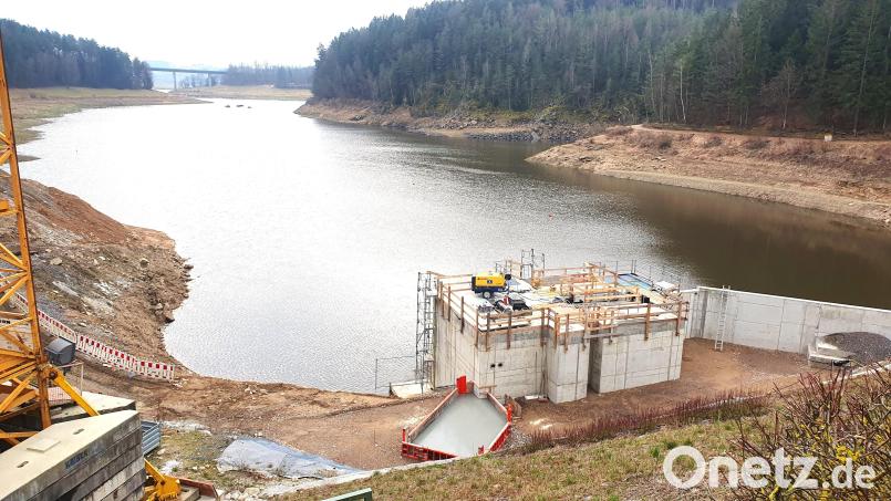 Die Arbeiten am Entnahmeturm sind weit fortgeschritten, der Weg zum Bauwerk ist höher gelegt: Die Talsperre des Eixendorfer Stausees kann sukzessive wieder angestaut werden. Bild: Christian Götz, WWA Weiden/exb