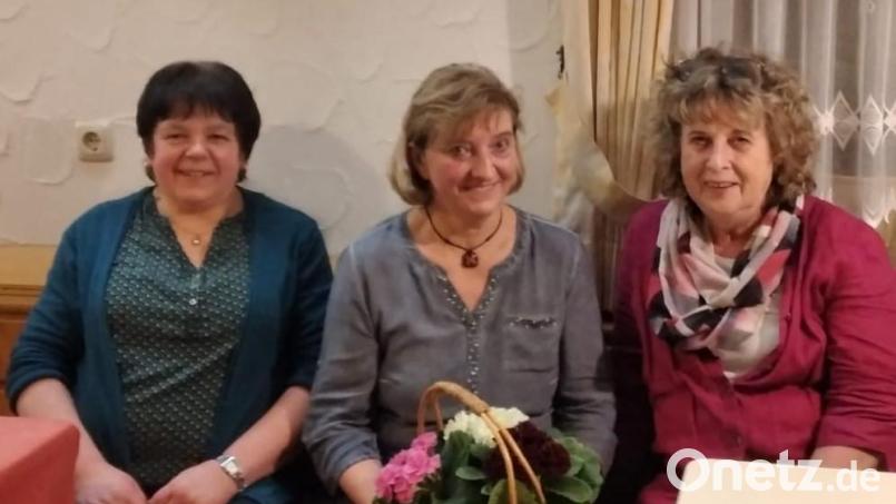 Christa Bayer, Ortsprecherin Langentheilen (links), und Anni König, Ortsprecherin Lochau (rechts), dankten Berta Frank für ihren Vortrag. Bild: exa/exb