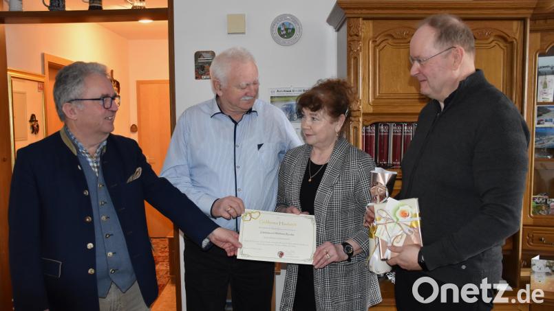 Waldemar und Randzis Zdzislawa (Mitte) feierten kürzlich Goldene Hochzeit. Dazu gratulierten Bürgermeister Toni Dutz (links) und Pfarrer Markus Nees. Bild: ubb