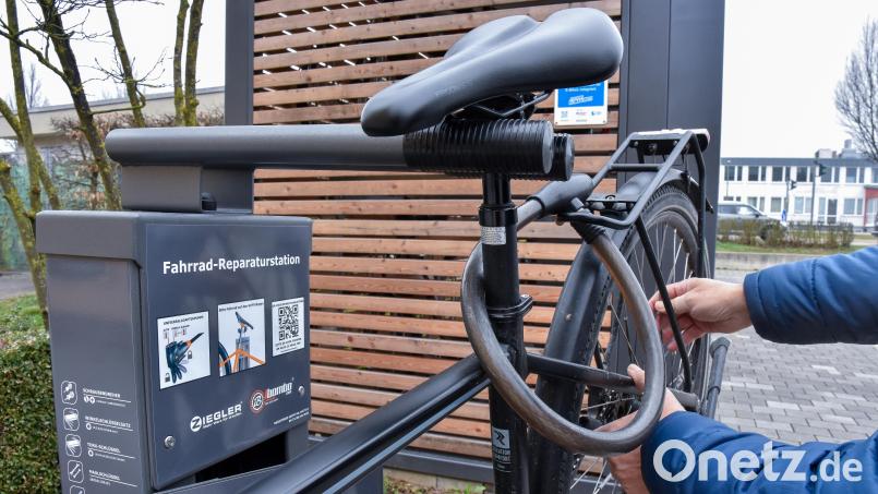 Am Multifunktionsplatz in Amberg gibt es nun neben den Fahrradgaragen auch eine Reparaturstation. Bild: Stephan Huber