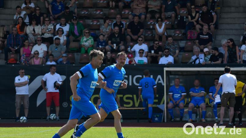 Als Global United FC im Juni 2023 im Stadion am Schanzl zu einem Benefizspiel gegen ehemalige Amberger Fußballstars antrat, war auch Fredi Bobic (rechts) mit von der Partie. An seiner Seite stürmte der ehemalige Bayern-Profi Andreas Görlitz. Archivbild: Petra Hartl