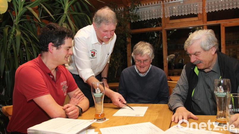 Reinhard Ott (rechts) lässt sich von Claus Zille, Robert Götz und Rainer Lang (weiter von rechts) informieren. Bild: pi