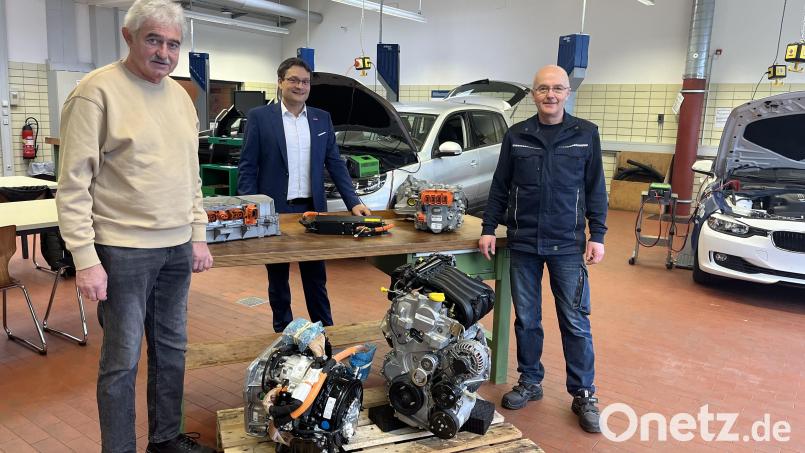 Für eine starke Ausbildung: Wolfgang Pröls, Firmenchef des Autohaus Pröls in Vohenstrauß, HWK-Geschäftsführer Alexander Stahl und HWK-Kursleiter Harald Reiter (von links). Bild: HWK/Nesselrode/exb