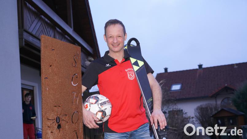 Alexander Schön hat die Wintersportsaison 2023/2024 noch nicht ganz abgehakt und hofft noch auf ein paar Schneeflocken im März. Derweil hat er sein Fußballtraineramt beim TSV Pleystein im Visier. Bild: fvo
