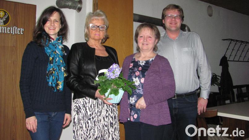 Heidi Tafelmeier (Zweite von links) wurde für 15 Jahre Mitgliedschaft von FU-Vorsitzender Christine Härtl (Zweite von rechts) und Kreisvorsitzender Susanne Reithmeier (links) ausgezeichnet. CSU-Vorsitzender Christoph Müller (rechts) sicherte die Unterstützung der CSU zu. Bild: sei