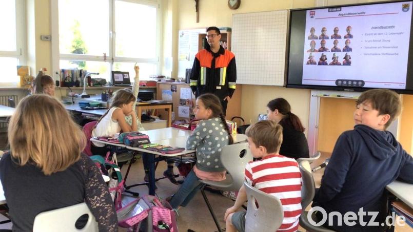 Einen Außentermin absolvierte der Vorsitzende der Feuerwehr Angfeld, Benjamin Hiltl, bei der Brandschutzerziehung in der Dritten Klasse der Grundschule Illschwang. Archivbild: no