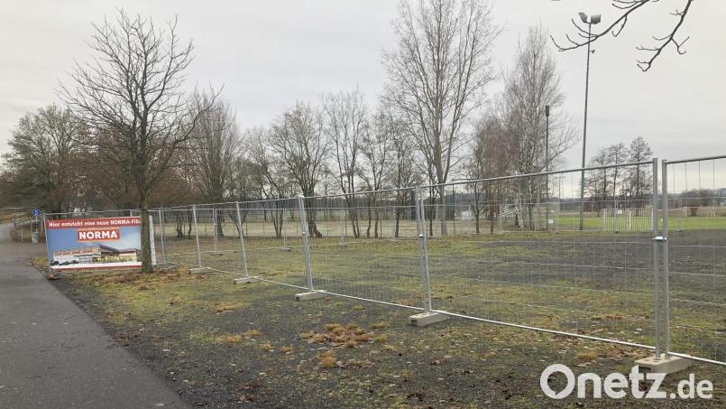 Auf diesem Gelände soll in Wiesau ein neuer Norma-Markt gebaut werden. Aktuell stehen dort jedoch nur ein Bauzaun und eine Werbetafel. Archivbild: wro