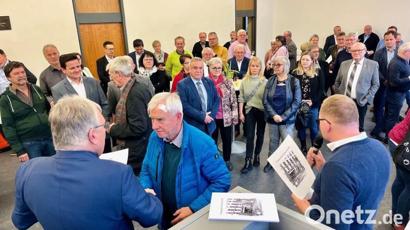 Landgerichtspräsident Josef Weidensteiner (vorne) dankt den scheidenden Schöffen. Bild: Gabi Schönberger