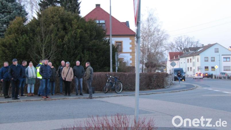 Der Bauausschuss des Hirschauer Stadtrats sucht nach einem möglichst kurzen, aber auch ungefährlicheren und behindertengerechten Überweg über die Nürnberger Straße außerhalb des direkten Kreuzungsbereichs. Bild: fg
