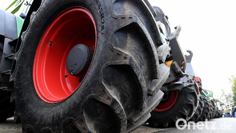 Ein 68-Jähriger wollte mit einer Teilnehmerin einer Protestaktion von Landwirten in Regenstauf sprechen. Der Versuch endete mit einer Fußverletzung. Bild: Carsten Rehder/dpa