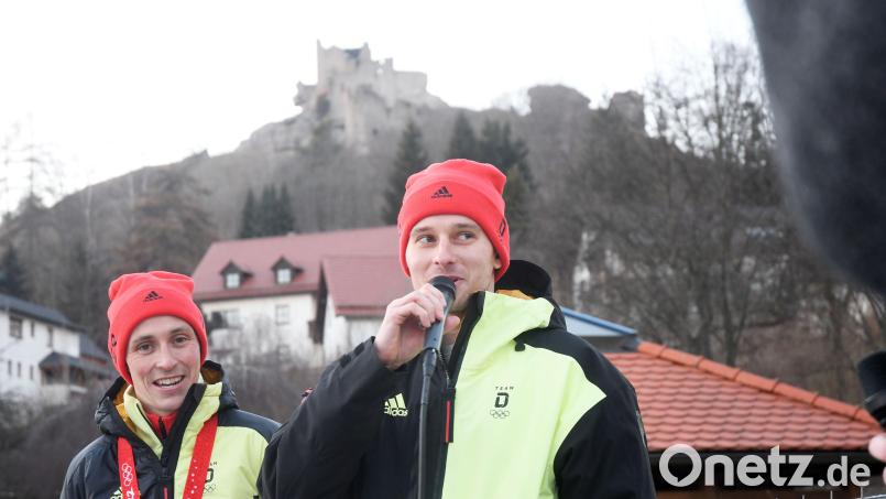 Terence Weber (rechts) spricht unterhalb der Burgruine Flossenbürg: Auch nach den Olympischen Spielen gab es in der Gemeinde einen Empfang für die beiden Sportler Weber und Eric Frenzel (links). Weber wohnt seit fünf Jahren in Flossenbürg. Archivbild: Gabi Schönberger