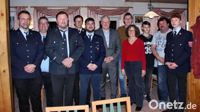Nach der Ehrung: (von links) Vorsitzender Gerd Ertel, Kommandant Daniel Lobewein, Markus Luber, Kreisbrandmeister Norbert Sperber, 2. Kommandant Adrian Lutter, Landrat Richard Reisinger, Erwin Grötsch, 2. Bürgermeisterin Lydia Zahner, Andreas Wagner, Robert Vogel und Nikolaus Ertel. Bild: ds