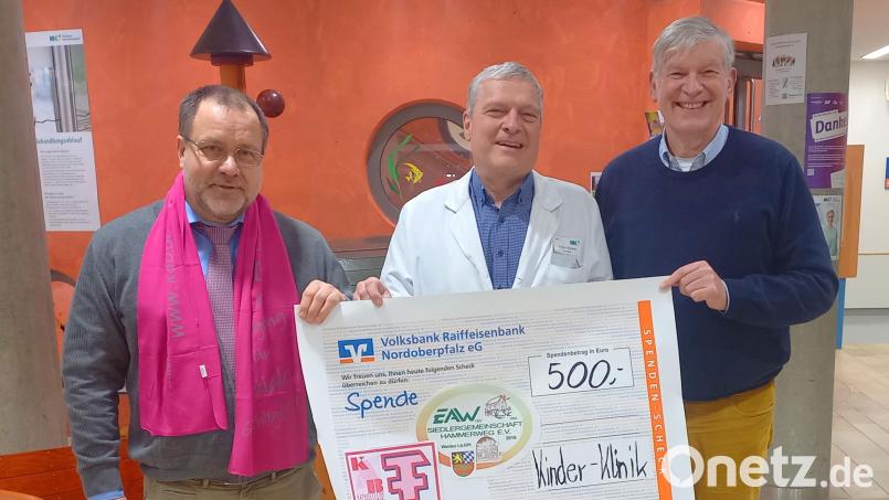 KAB-St.Konrad-Vorsitzender Michael Träger (links) und Paul Grötsch (rechts), Vorsitzender EAW-Siedlergemeinschaft Hammerweg, übergeben Dr. Fritz Schneble eine Spende über 500 Euro. Bild: Kliniken Nordoberpfalz/exb