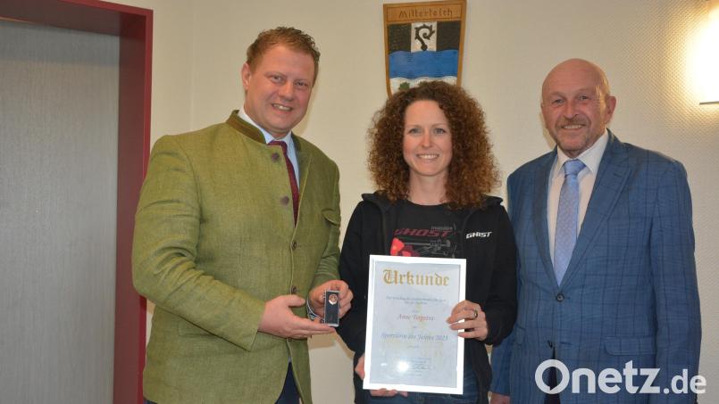 Die 33-jährige Anne Terpstra ist die Mitterteicher Sportlerin des Jahres 2023. Bürgermeister Stefan Grillmeier (links) und Stadtverbandsvorsitzender Peter Haibach gratulierten. Bild: jr