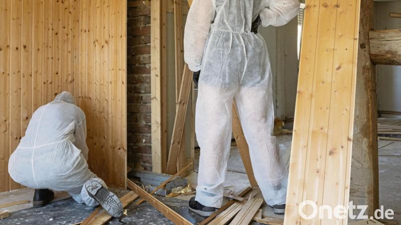 Kann mit viel Aufwand und hohen Kosten verbunden sein: eine alte Immobilie nach den eigenen Wünschen umgestalten. Symbolbild:  Florian Schuh/dpa