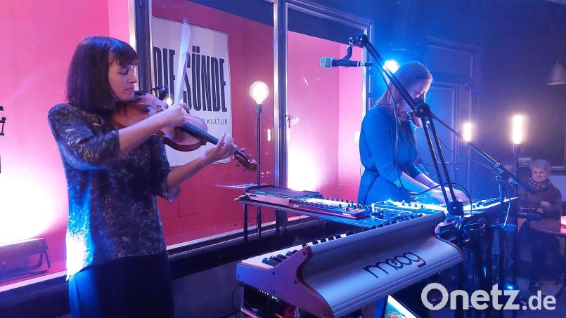 Teresa Allgaier und Theresa Zaremba auf der "Sünde"-Stage. Bild: Kunz