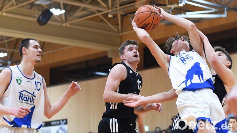 Vollen Einsatz unter dem gegnerischen Korb wollen die Basketballer des TB Weiden (weiße Trikots) im Heimspiel gegen die TG Landshut zeigen. Bild: Büttner