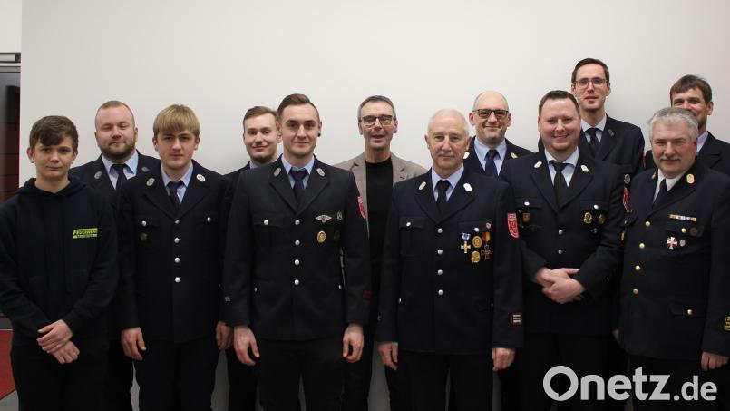 Die Geehrten der Feuerwehr Neukirchen mit Kreisbrandinspektor Hans Sperber und Bürgermeister Peter Achatzi. Bild: lei