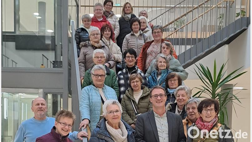 Der Katholische Frauenbund Vilseck und Malerin Doris Riesemann spenden für die Jurawerkstätten in Amberg und erhalten bei einer Führung Einblicke in die Arbeitswelt von Menschen mit Behinderung. Bild: rha