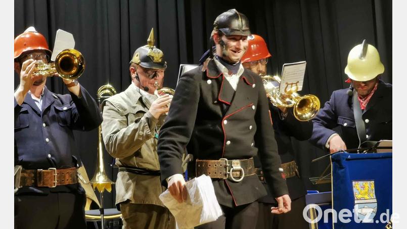 Chefmusiker Fabian Wild verpackt auch in diesem Jahr wieder aktuelle Begebenheiten in humorvolle Reime. Archivbild: gz