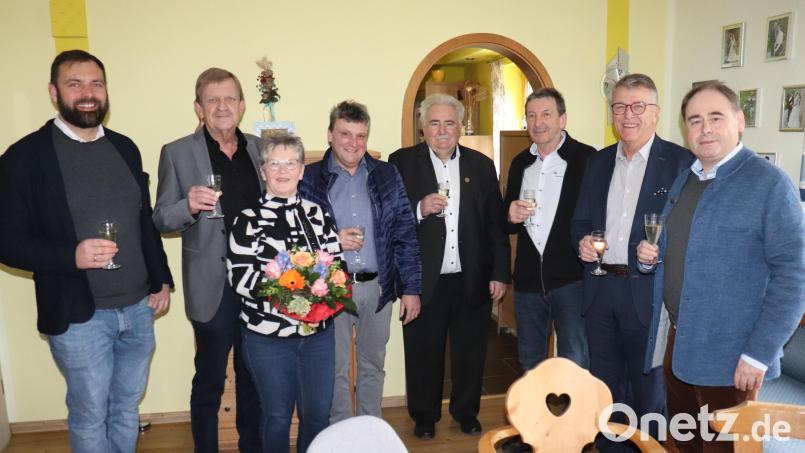 Neben Bürgermeister Franz Stahl (Zweiter von rechts), Zweitem Bürgermeister Peter Gold (Vierter von rechts) gratulierten dem Jubilar Hans Zölch (Dritter von rechts) auch dessen Fraktionskollegen: (von links) Jürgen Steinhauser, Dritter Bürgermeister Norbert Schuller, Mario Franz und Fraktionssprecher Manfred Zandt. Zölchs Ehefrau Elisabeth erhielt einen Blumenstrauß. Bild: Stadt Tirschenreuth/exb
