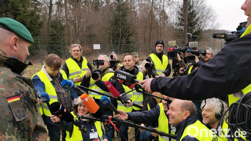 Von ARD bis Spiegel und Welt: Das Medieninteresse am Statement des Oberviechtacher Kommandanten, Oberstleutnant Ralf Georgi, ist groß. Dieser ist überzeugt, dass viele seiner Panzergrenadiere mit nach Litauen verlegen werden. Bild: Portner