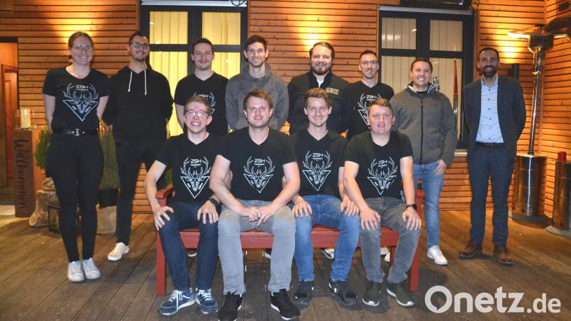 Johannes Hartinger (vorne, Zweiter von links) bleibt an der Spitze von ZSH Moosbach, 2. Vorsitzender ist Matthias Eckl (vorne, Dritter von links). Dazu gratuliert Bürgermeister Armin Bulenda (rechts). Bild: gi