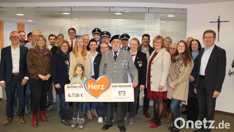 Geschäftsstellenleiter Peter Gmeiner (links) und Regionalmarktleiter Christian Weigert (rechts) überreichen an die Vertreter von 23 Rothenstädter und Etzenrichter Vereinen und Einrichtungen insgesamt 6750 Euro Spenden aus dem Gewinnspartopf. Bild: prh
