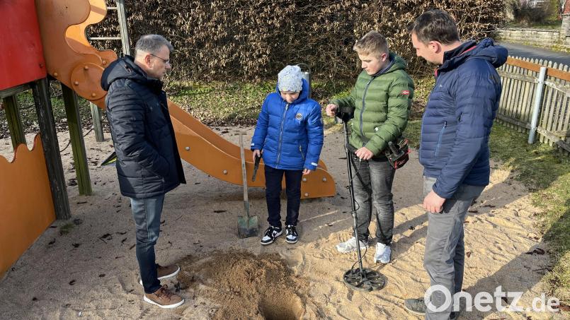 Bürgermeister Karlheinz Budknik (links) und Jugendbeauftragter German Gierisch (rechts) gehen gemeinsam mit Noah und Jakob Schiml auf &quot;Schatzsuche&quot;. Bild: bey