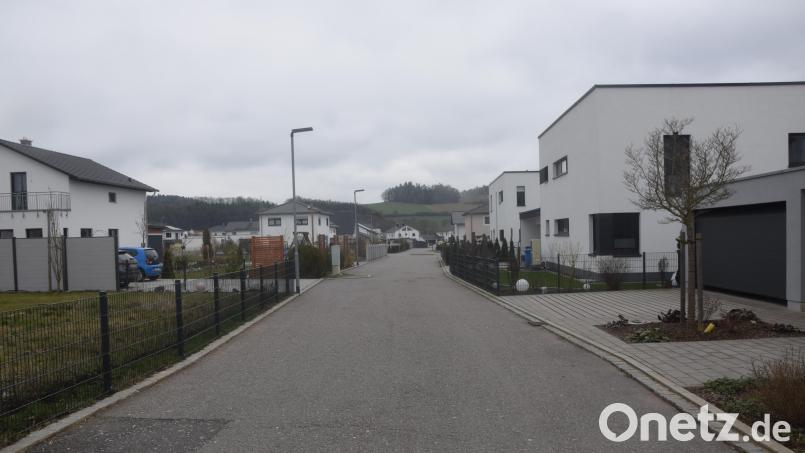 Die gute Kunde für die Anwohner im Baugebiet. Für die Fertigstellung der Straße auf 1,3 Kilometer fallen keine Kosten mehr an. Diese haben sie schon beim Grundstückskauf vorbezahlt. Bild: fz
